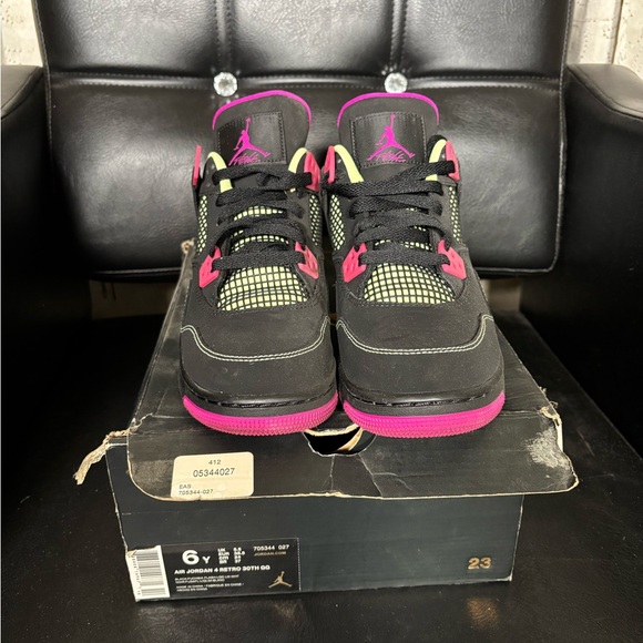 Jordan Retro 4 Fuchsia 30th Anniversary - Picture 2 of 5
